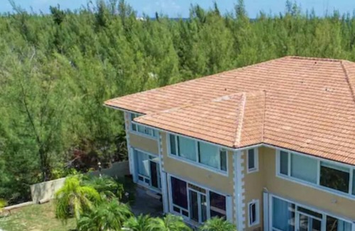 Bahamas Terrace House | Oceanview 3BR Canal Front Villa Pvt. Dock + Pool Walk to Beach