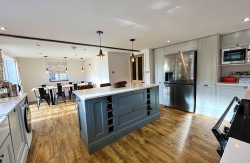 Pulham Cottage | OLD POST OFFICE, pet friendly, with hot tub in Sherborne