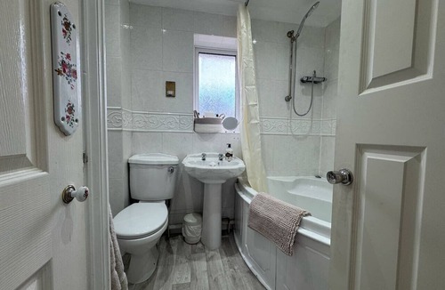 Swindon House | Olive House Long Stay Discounts Sleeps 8 Parking