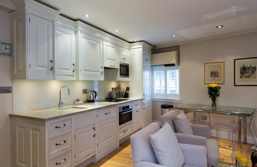 Brompton & Hans Town Apartment | One-Bedroom Apartment - Spacious and Modern - Chelsea - NGH