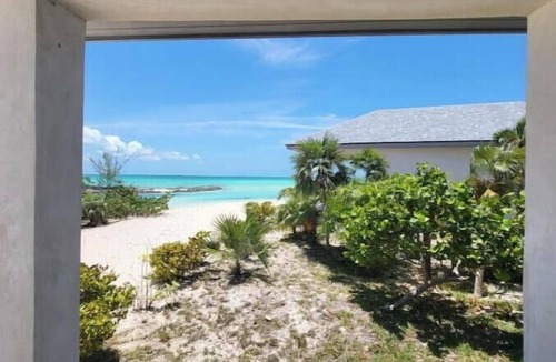 New Bight House | One Bedroom Beachfront Bungalow: Mango Villa
