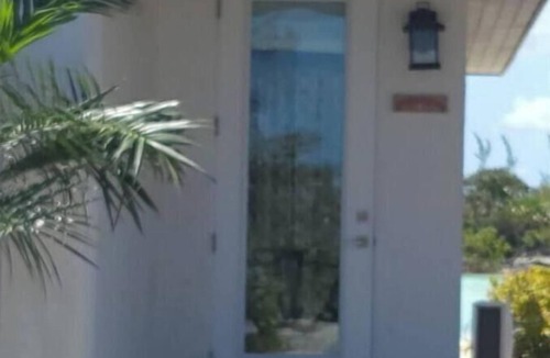 New Bight House | One Bedroom Beachfront Bungalow: Mango Villa