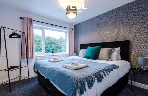 Blacon House | Open Plan 3 Bedroom House with Garden and Parking