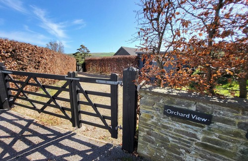 Chillington Cottage | ORCHARD VIEW, family friendly, with open fire in Kellaton