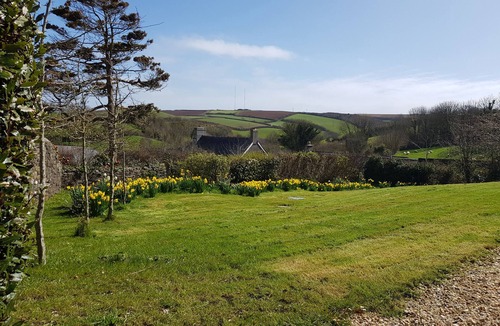 Chillington Cottage | ORCHARD VIEW, family friendly, with open fire in Kellaton