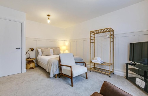 Oxted Apartment | Oxted High St