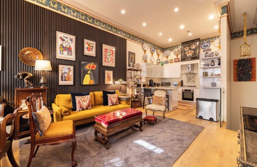 Paddington Apartment | Paddington 4-Bed 8-Guest w/Patio Massive Apartment in Old Victorian Pub