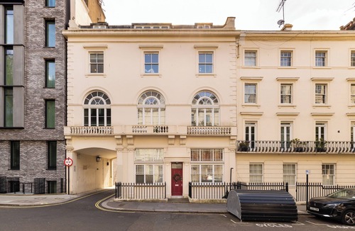 Paddington Apartment | Paddington 4-Bed 8-Guest w/Patio Massive Apartment in Old Victorian Pub