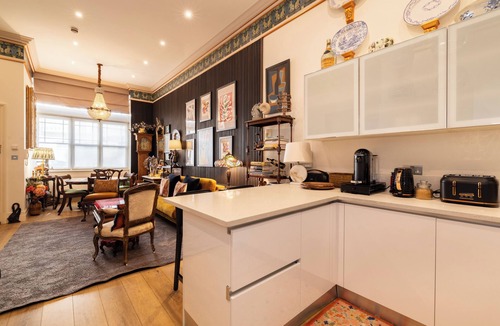 Paddington Apartment | Paddington Station 7-Bed 13-Guests Massive House w/Patio in 1841 Victorian Pub