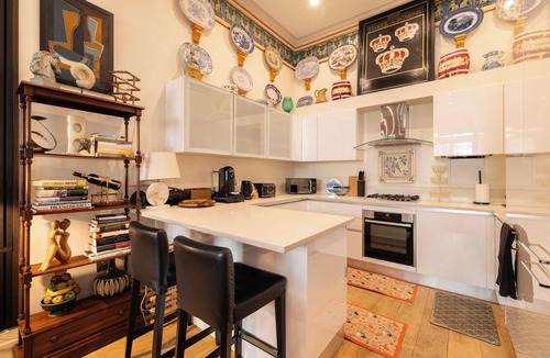 Paddington Apartment | Paddington Station 7-Bed 13-Guests Massive House w/Patio in 1841 Victorian Pub