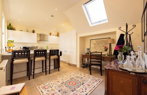 Paddington Apartment | Paddington Station 7-Bed 13-Guests Massive House w/Patio in 1841 Victorian Pub