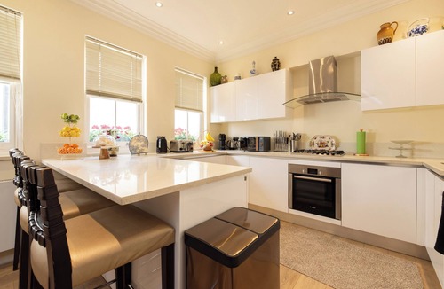 Paddington Apartment | Paddington Station 7-Bed 13-Guests Massive House w/Patio in 1841 Victorian Pub