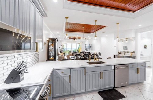 Bahamas Terrace Condo | Paradise Retreat – A Tropical Oceanfront Villa, Steps to Beach, Pool & Jacuzzi