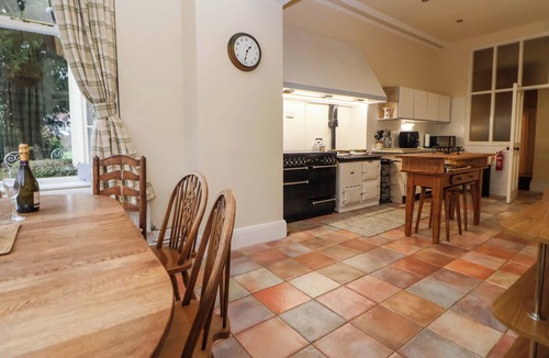 Barlaston Cottage | PARKFIELDS HOUSE, pet friendly, with pool in Barlaston