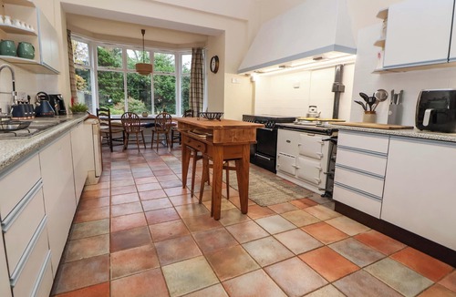 Barlaston Cottage | PARKFIELDS HOUSE, pet friendly, with pool in Barlaston