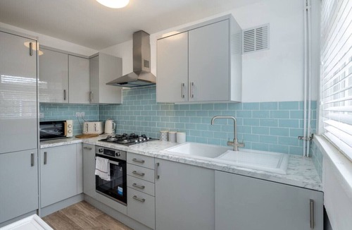 Margam House | Parking 2 Baths Garden + Dining Area