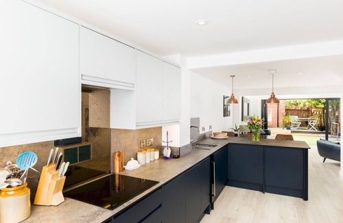 Warwick House | Pass the Keys | Large 4Bed Family Home, Warwick & Secure Parking