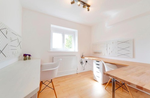 Trumpington House | Pass the Keys Modern & Spacious 1 Bed Terrace with Free Parking