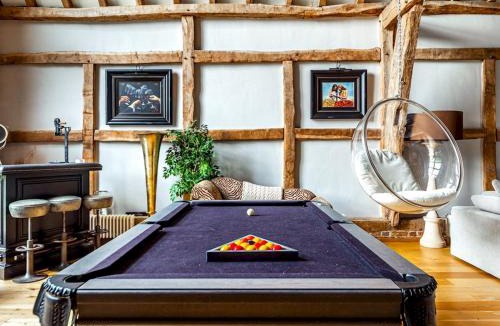 Hemel Hempstead House | Pass the Keys The Chilterns Cruck Barn