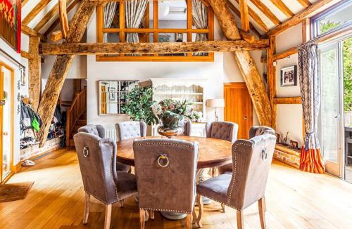 Hemel Hempstead House | Pass the Keys The Chilterns Cruck Barn