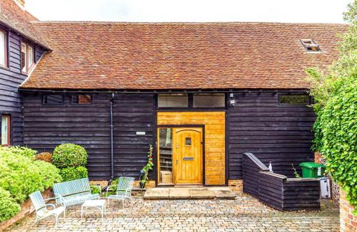 Hemel Hempstead House | Pass the Keys The Chilterns Cruck Barn