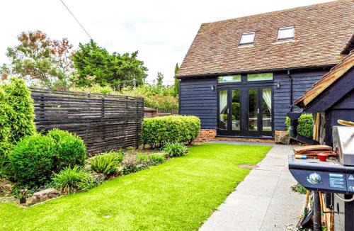 Hemel Hempstead House | Pass the Keys The Chilterns Cruck Barn
