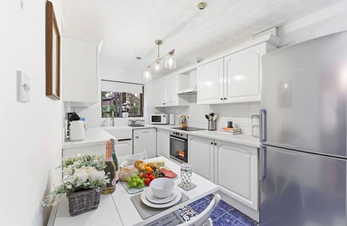 Knowle Sands House | Paxton House 5 Bedroom 3.5 Bath Detached Driveway Parking Sky TV Fast WiFi Yoko Property