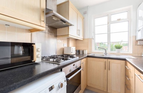 Ravenscourt Park Apartment | Peaceful 2 Bed Flat in Chiswick