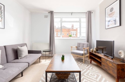 Ravenscourt Park Apartment | Peaceful 2 Bed Flat in Chiswick