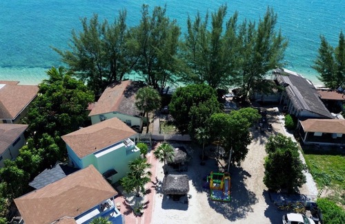 Coral Harbour House | Peaceful Hideaway -10 minutes away from airport, private beach, free Wi-Fi