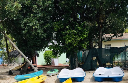 Coral Harbour House | Peaceful Hideaway -10 minutes away from airport, private beach, free Wi-Fi