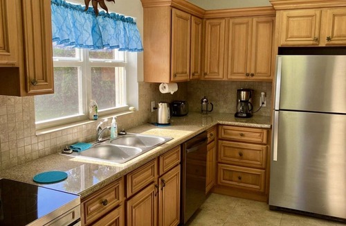 South Palmetto Point House | Peaceful Palms: 2 BD, 2 BATH, A/C, Wifi, minute walk to Ten Bay Beach.