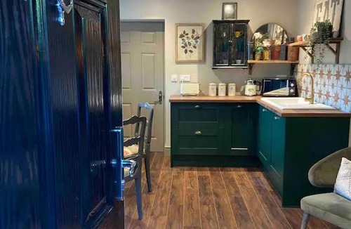 Cobham House | Peaceful Studio Flat With Patio and Dogs Allowed