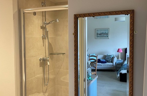 Shipton Oliffe Apartment | Peaceful Studio in the middle of the Cotswold Countryside. Perfect Getaway.