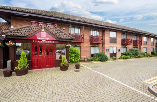 Milton Keynes Cabin | Peartree Lodge Waterside