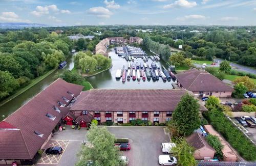 Milton Keynes Cabin | Peartree Lodge Waterside