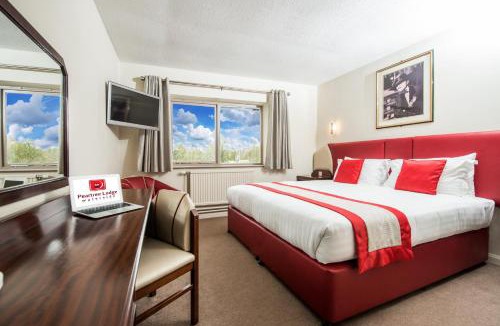 Milton Keynes Cabin | Peartree Lodge Waterside