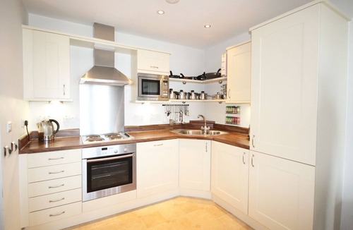 Newquay Apartment | Pentewan is a 2 bedroom coastal apartment overlooking Fistral Beach