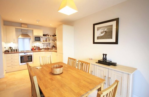 Newquay Apartment | Pentewan is a 2 bedroom coastal apartment overlooking Fistral Beach