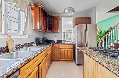 Nassau House | Perfect Alarm Protected Townhouse Near Beach 🏝 & Airport ✈️!