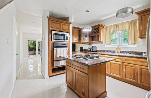 Nassau House | Perfect Alarm Protected Townhouse Near Beach 🏝 & Airport ✈️!