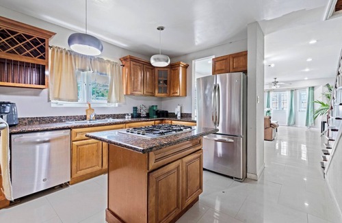Nassau House | Perfect Alarm Protected Townhouse Near Beach 🏝 & Airport ✈️!
