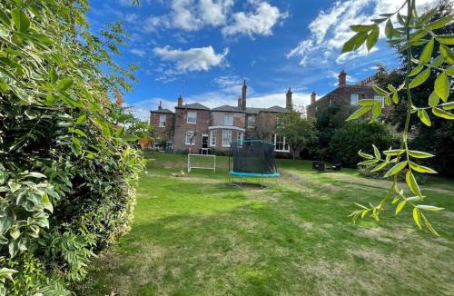 Reading House | Perfect Family & Friends Home, Free Parking Security Onsite