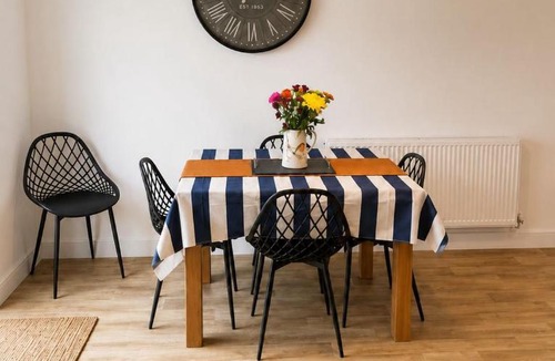 Swindon House | Perfect Location, Swindon, Contractors, 3BR House Sleeps 6, Free Parking, Fast WiFi, Families