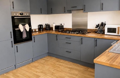Swindon House | Perfect Location, Swindon, Contractors, 3BR House Sleeps 6, Free Parking, Fast WiFi, Families