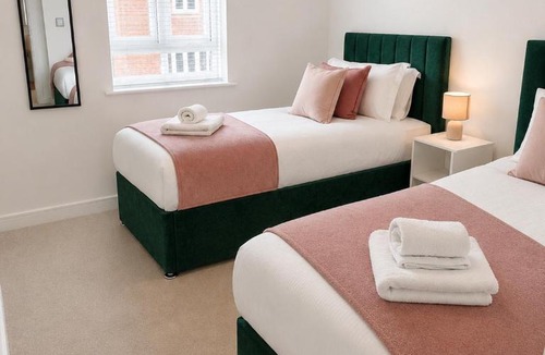 Swindon House | Perfect Location, Swindon, Contractors, 3BR House Sleeps 6, Free Parking, Fast WiFi, Families