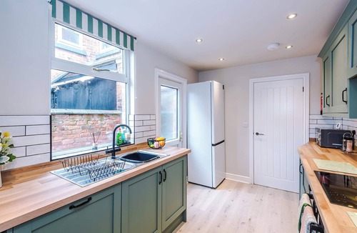 Crewe House | Perfect Modern 4 Bed in Crewe, Great for Business