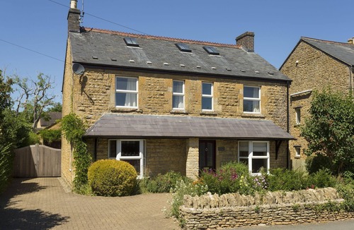 Bourton-on-the-Water House | Perfectly located within the heart of this beautiful Cotswold village of Bourton-on-the-Water