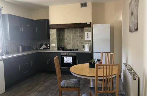 Cheltenham House | Perfectly located in central Cheltenham for 7'S Festival 17 & 18th July , Free Parking by reservation only Features en-suite or shared bathroom rooms Fully equipped kitchen and laundry facilities Ideal for longer stays