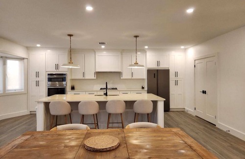 Bahamia West House | Pet-Friendly 3BR Mediterranean Spa-Inspired Retreat for Groups, Couples and More